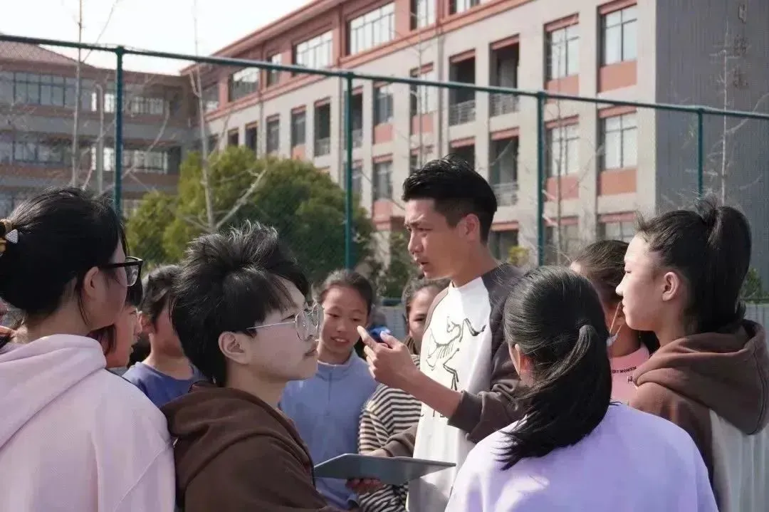 媒体记者如何报道篮球选秀权的动态_0